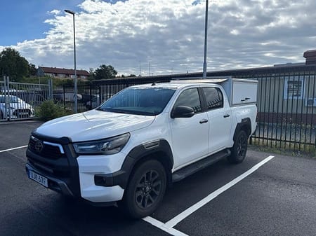 Toyota Hilux Dubbelhytt D-hytt 2.8 Invincible Komfortpaket Volymskåp Värmare