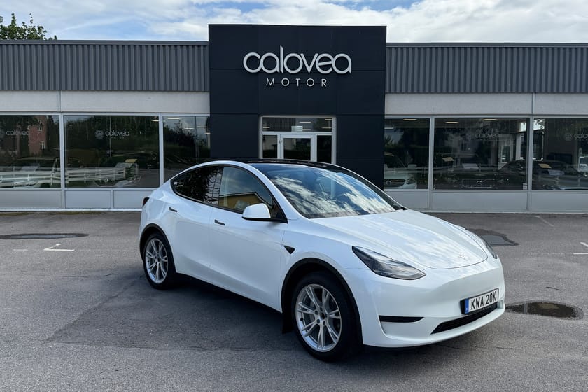 Bild 1 av Tesla Model Y Standard Range RWD Automat - Avtagbar dragkrok, Panorama