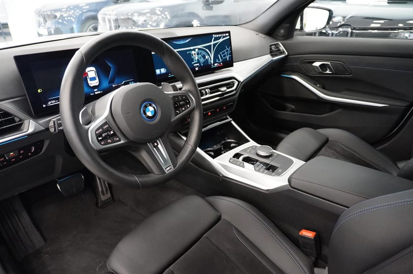 Bild 3 av BMW 330e xDrive Sedan M-Sport Navi Elstol Adaptiv F Harman Kardon 19