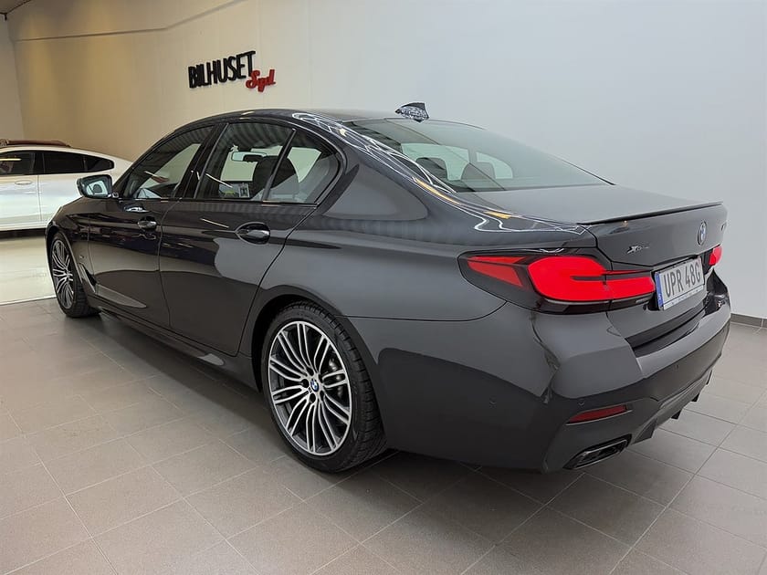 Bild 3 av BMW M550i xDrive Sedan M550 530hk Tlucka/Navi/360kamera/HarmanK