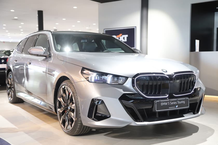 Bild 2 av BMW 550e xDrive Touring INDIVIDUAL / 21" / DAP / B&W