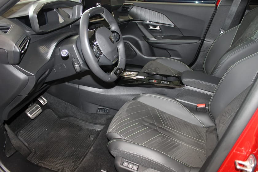 Bilde 4 av Peugeot e-2008 GT 156hk