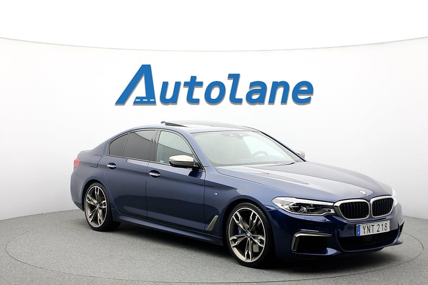 Bild 1 av BMW M550i xDrive Sedan Ultimate, B&W, Taklucka, Massage, HUD 462hk