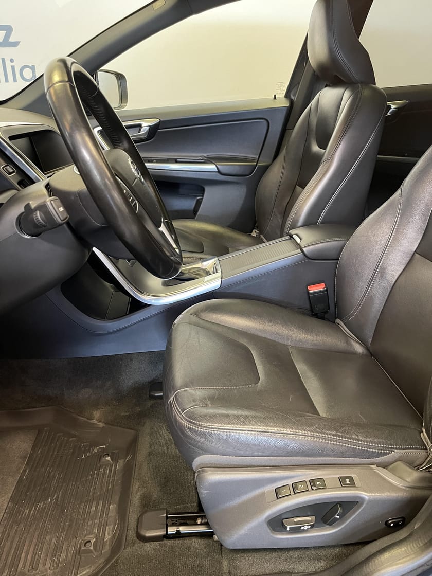 Bild 5 av Volvo XC60 D4 AWD Classic Summum / Panoramaglas tak / Navigation /
