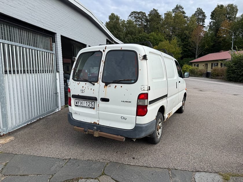 Bild 3 av Toyota HiAce Skåpbil