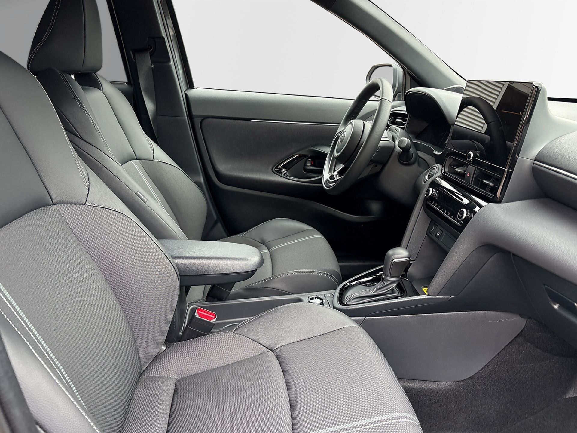 Toyota Yaris Cross Hybrid 130 AWD-i 2026, photo 6/10