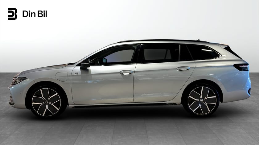 Bild 2 av Volkswagen Passat Variant eHybrid 272 hk Fullutrustad - Läder/Pano/H&K