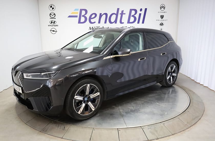 Bild 4 av BMW iX xDrive50 Sport / Drag / Luftfjädring / Aktiv Styrning