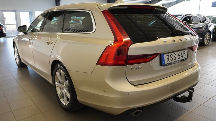 Bild 4 av Volvo V90 D4 AWD/AUTO/MOMENTUM/EURO6/DRAGKROK/NAVI/B-KAMERA