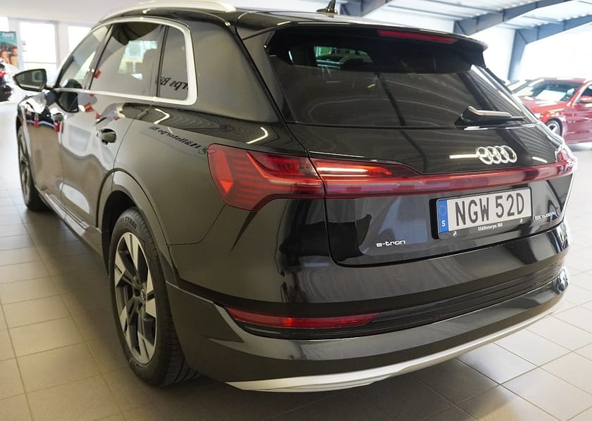 Bild 4 av Audi e-tron 55 quattro quattro/408HK/DRAG/PANORAMATAK/RÄCKVIDD 440KM
