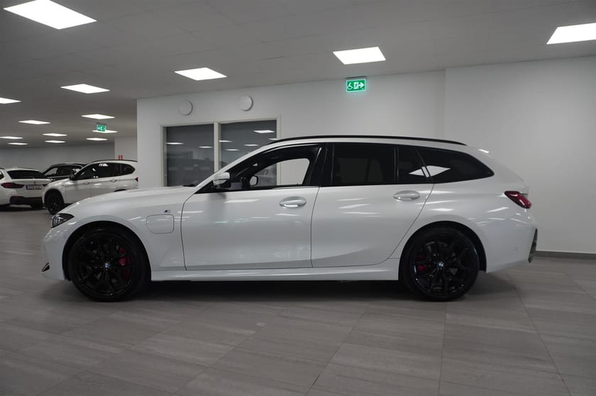 Bild 5 av BMW 330e xDrive Touring M-Sport Pro Business Ed H K Pano DAP El-Stol