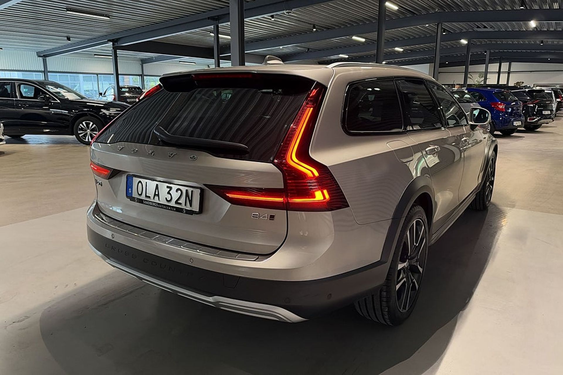 Volvo V90 Cross Country B4 AWD Plus 2023, photo 4/10