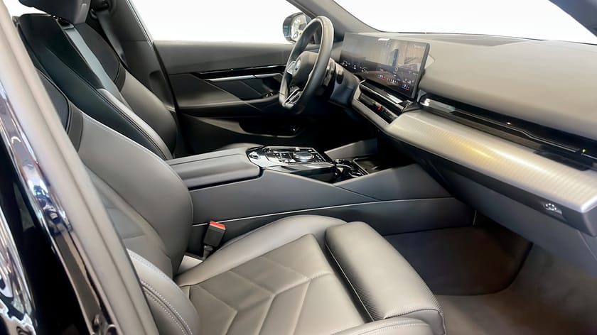 Bild 3 av BMW 530e xDrive Touring M-Sport Rattvärme Dragkrok