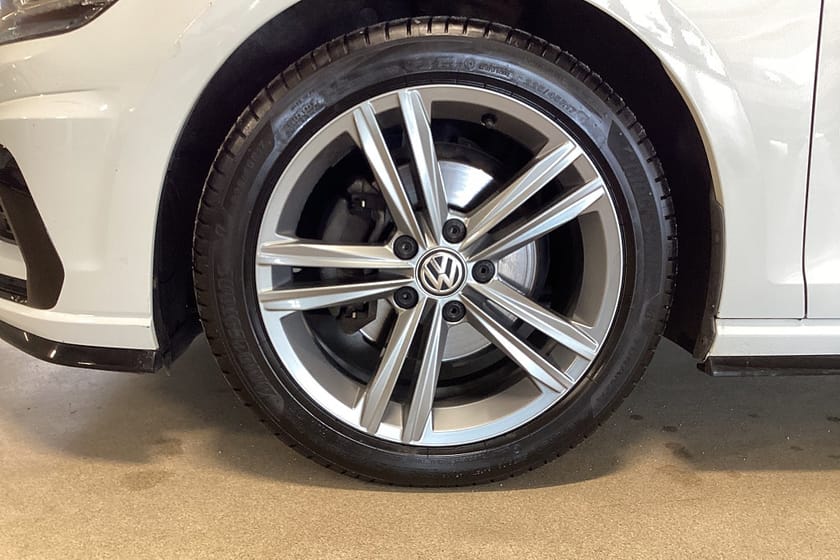Bild 5 av Volkswagen Golf Sportscombi 1.5 TSI R-Line / Värmare / Drag / B-Kamera
