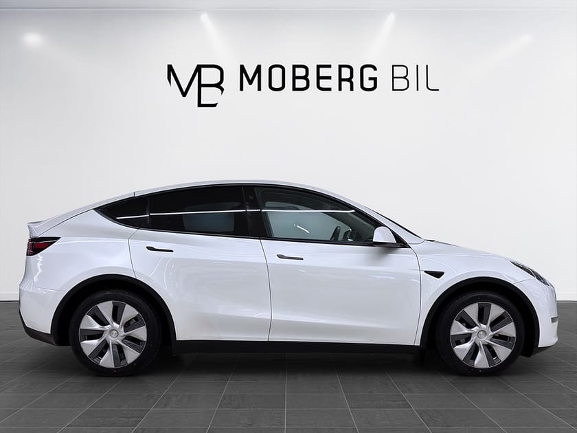 Bild 4 av Tesla Model Y Long Range AWD 514hk Pano Läder Drag B-Kamera