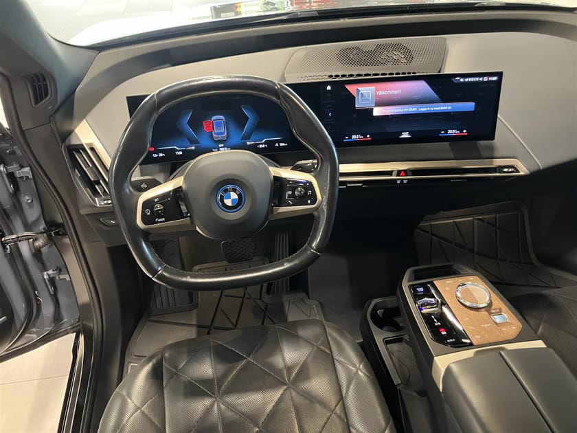 Bild 2 av BMW iX xDrive50 Signature Package Innovation Exclusive Luftfjädring Drag Panorama H K Soft Close 360 Kamera Adaptiv Farthållare