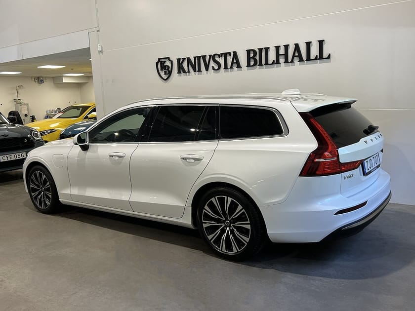 Bild 2 av Volvo V60 Recharge T6 AWD Core Edition Moms BLIS Drag 350hk