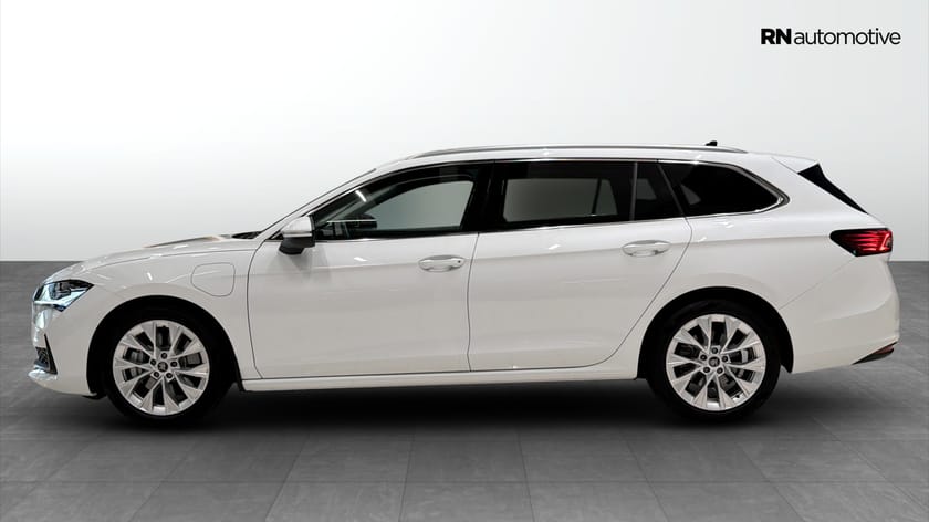 Bild 2 av Škoda Superb iV Kombi | P-Värmare | Navi | Dragkrok | Rattvärme