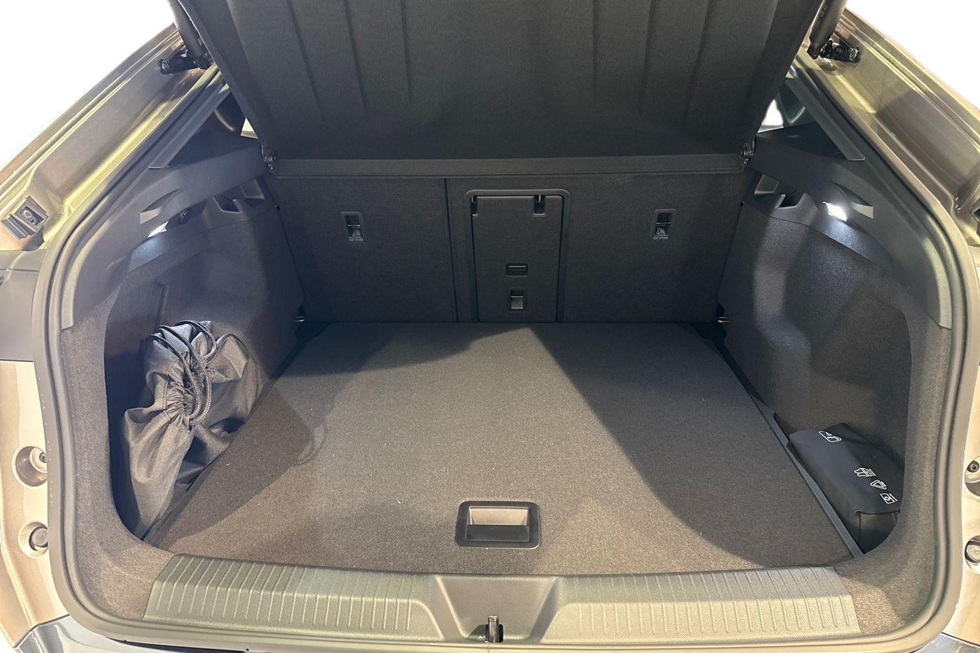 Cupra Tavascan 2025, bild 2/10