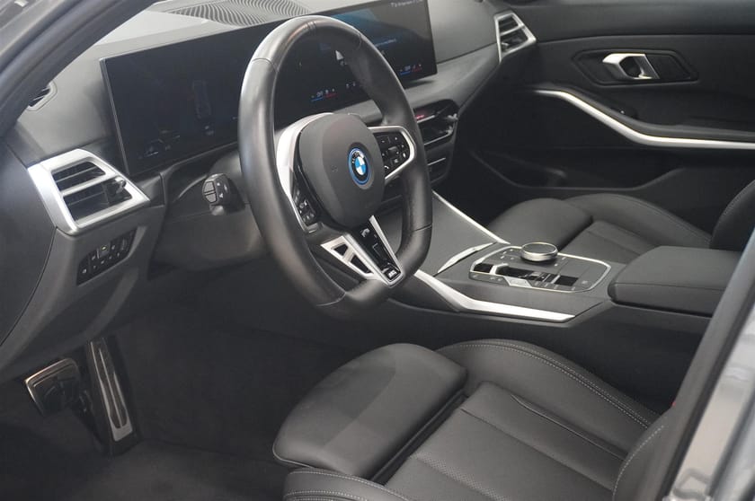 Bild 2 av BMW 330e xDrive Touring M-Sport 292hk