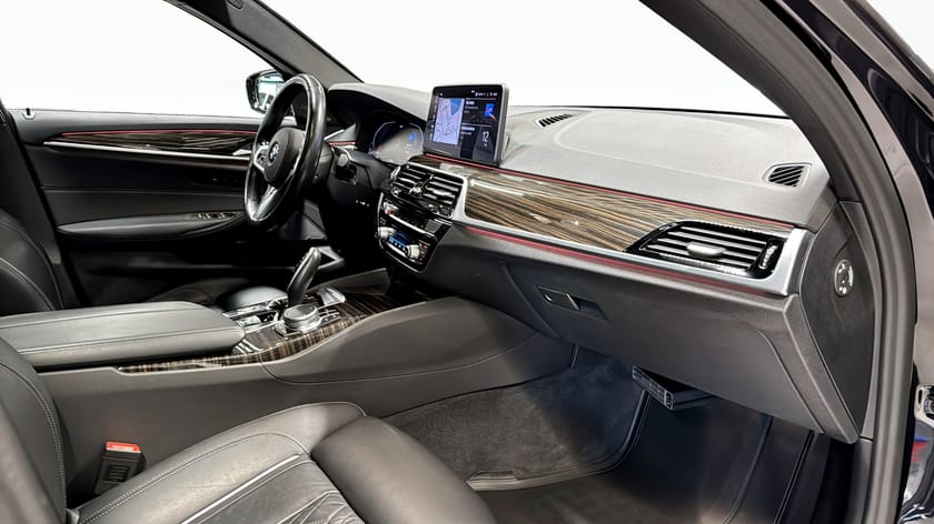 Bild 3 av BMW 530d xDrive Touring M-Sport Innovation Drag Panorama