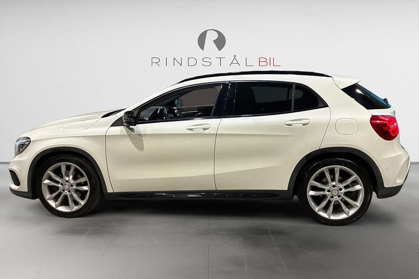 Bild 4 av Mercedes-Benz GLA 220 CDI 4MATIC 170 HK AUT 4M AMG M&K PANO PDC 11400MIL 19"