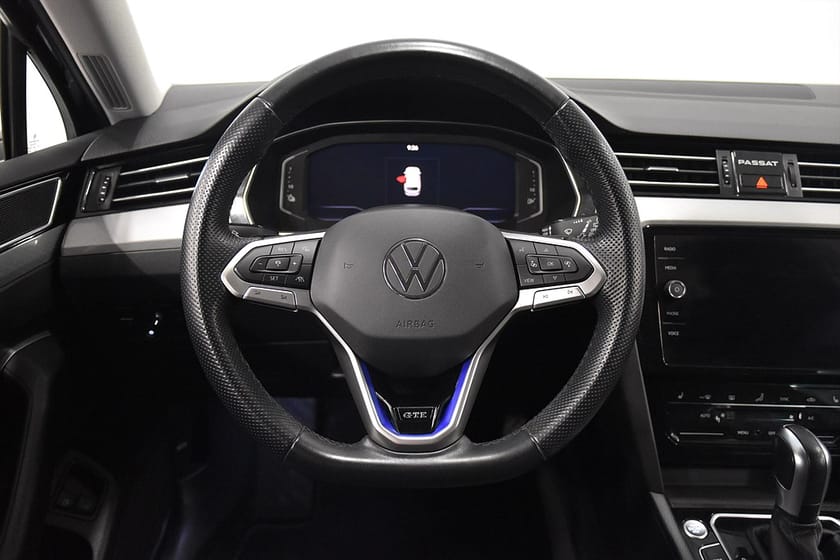 Bild 2 av Volkswagen Passat Sportscombi GTE 1.4 Cockpit Skinn/Alcantara Adaptivf Navi