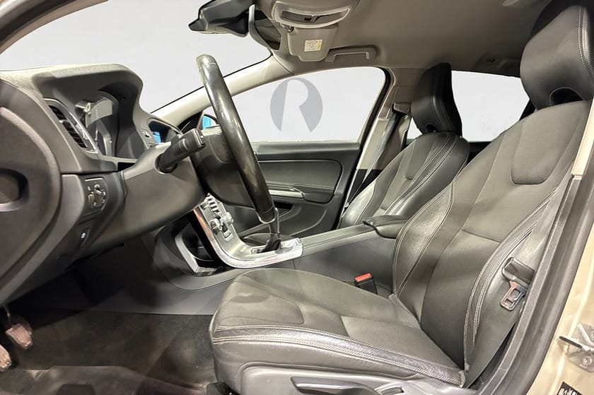 Bild 3 av Volvo V60 D3 150 HK MOMENTUM D-VÄRM DRAG PDC VOC NAVI 0.37L/MIL