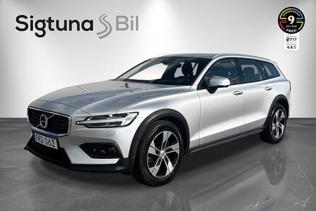 Volvo V60 Cross Country B4 AWD Pro Edition / B-kamera / Drag / Värmare / 197hk