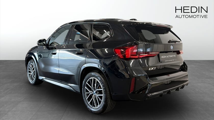 Bild 2 av BMW iX1 xDrive30 xDrive 30e M Sport Pano Elstol m minne