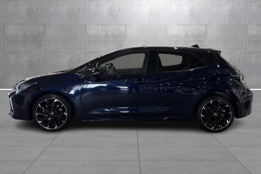 Bilde 2 av Toyota Corolla Hybrid 5dørs, 2.0l GR-Sport, velholdt, mørk blå med sort tak