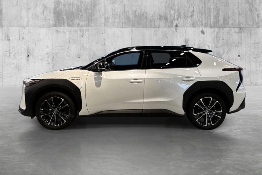 Bilde 2 av Toyota bZ4X AWD Executive Bitone, Topputsyrt, Krok, JBL, Soltak++