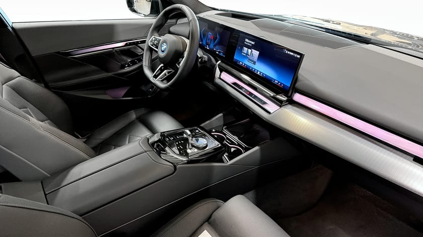 Bild 3 av BMW 550e xDrive Touring M SportPro Pano DAP HUD H/K 360 Drag