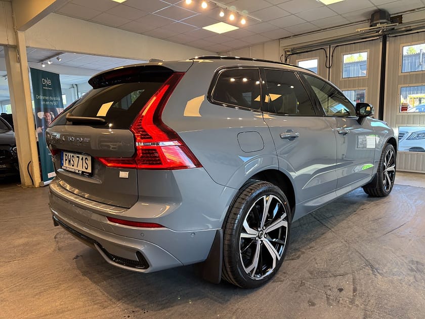 Bild 4 av Volvo XC60 Recharge T6 AWD Ultimate Dark Pano HUD B&W Drag SE SPEC
