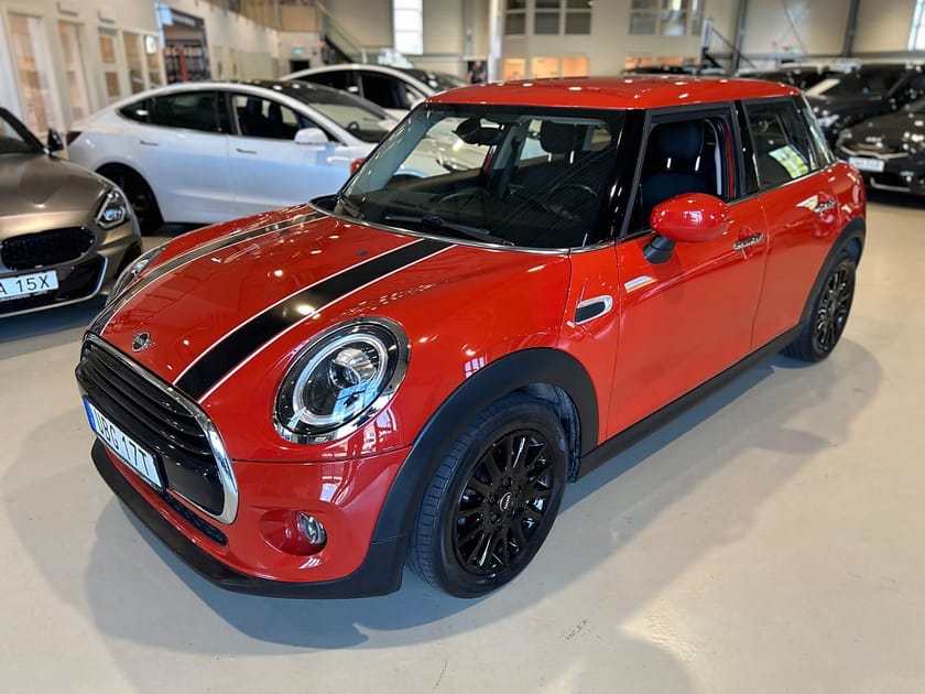 Bild 1 av MINI Cooper 5dr Essential Pepper II 136hk Manuell