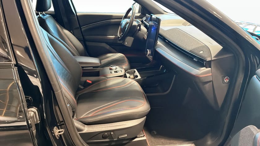 Bild 3 av Ford Mustang Mach-E Long Range AWD Teknikpaket B&O 360-kamera