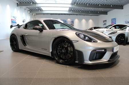 Porsche 718 Cayman GT4 RS Moms