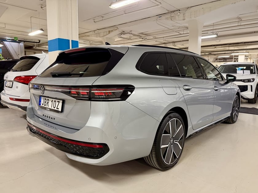 Bild 4 av Volkswagen Passat Variant eHybrid R-Line (272hk) Navi Drag Pano
