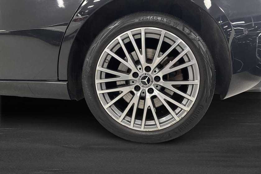 Bild 5 av Mercedes-Benz A 250 e Premiumpaket, Dragkrok, Adaptiv farthållare