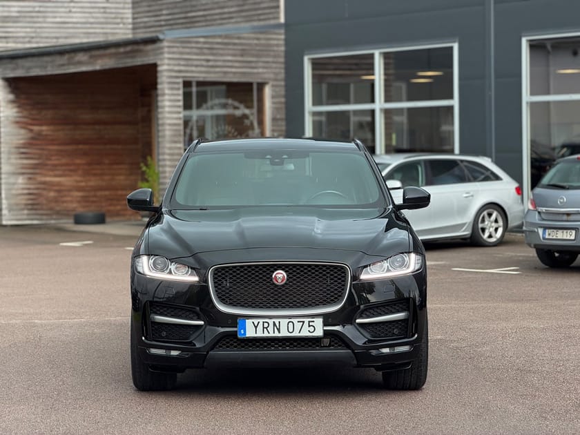 Bild 3 av Jaguar F-Pace 20d AWD R-Sport Pano Meridian B-kamera Drag Navi Skinn