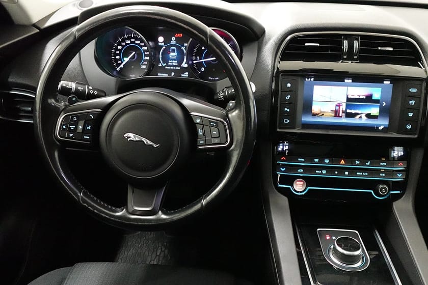 Bild 5 av Jaguar F-Pace 20d AWD Panorama Meridian Kamera Navigator Nyserv