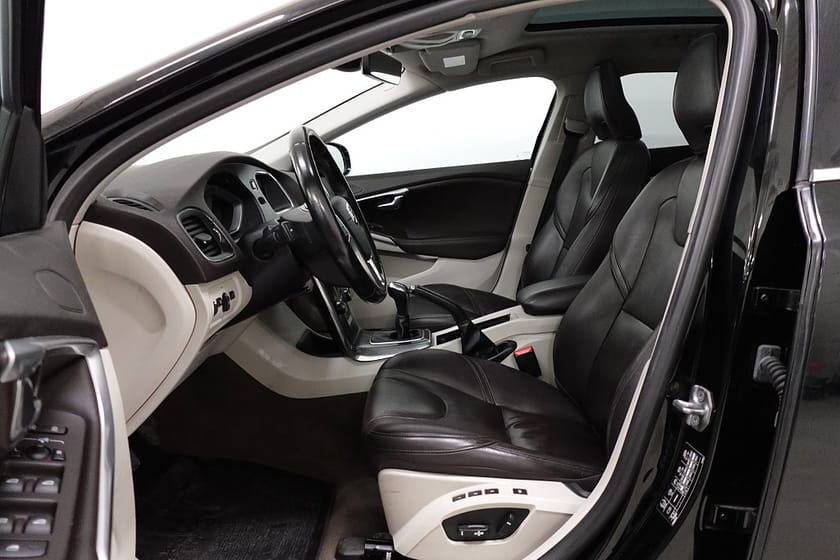 Bild 4 av Volvo V40 D4 Summum Panorama D-Värme H/K Navigator Skinn