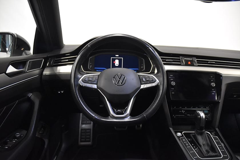Bild 2 av Volkswagen Passat Sportscombi 2.0 TDI 4M Full R-Line Drag D-Värm Cockpit Skinn 200hk