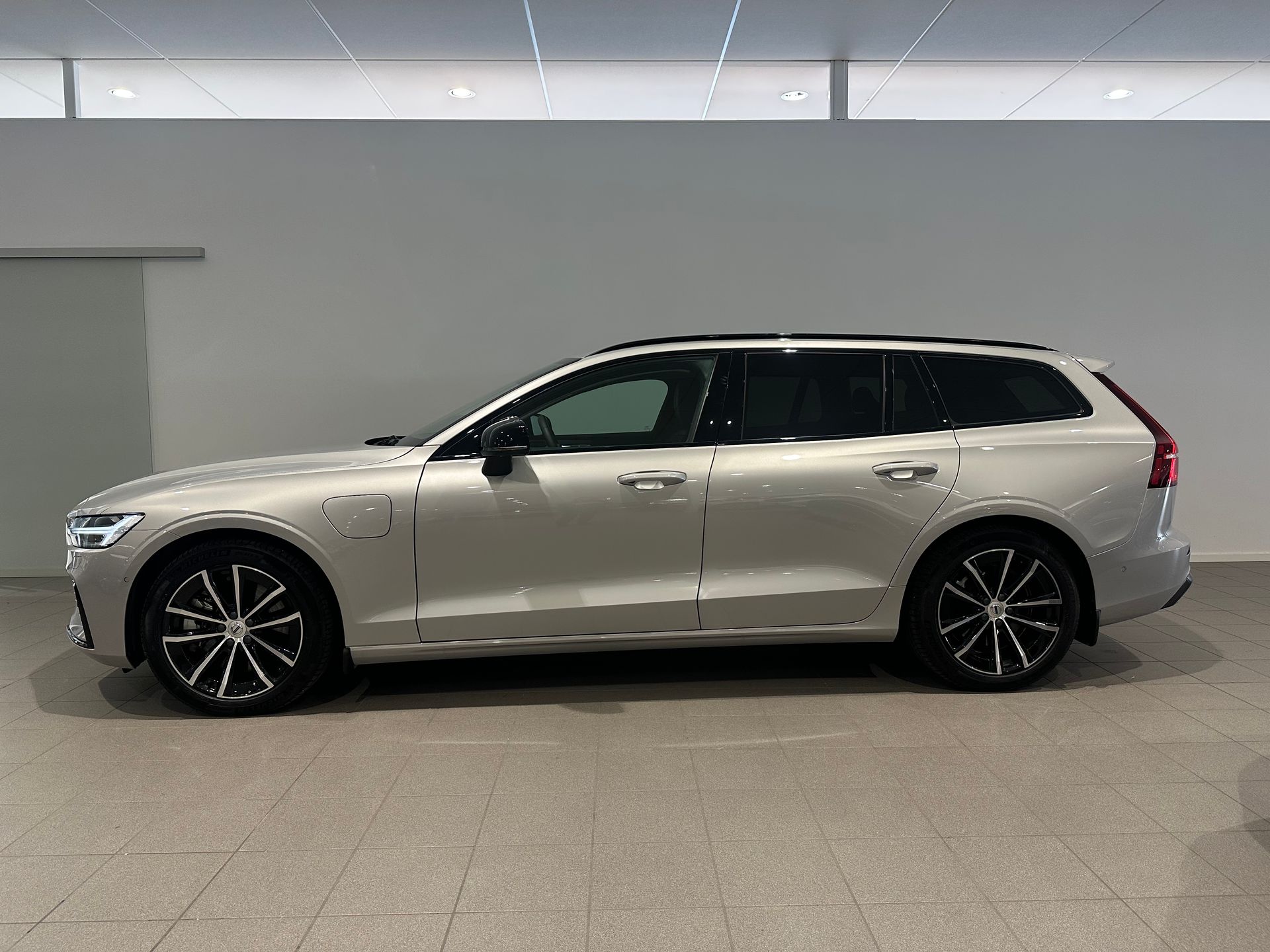 Volvo V60 T6 Plus Dark Nordic Edition 2025, bild 3/10