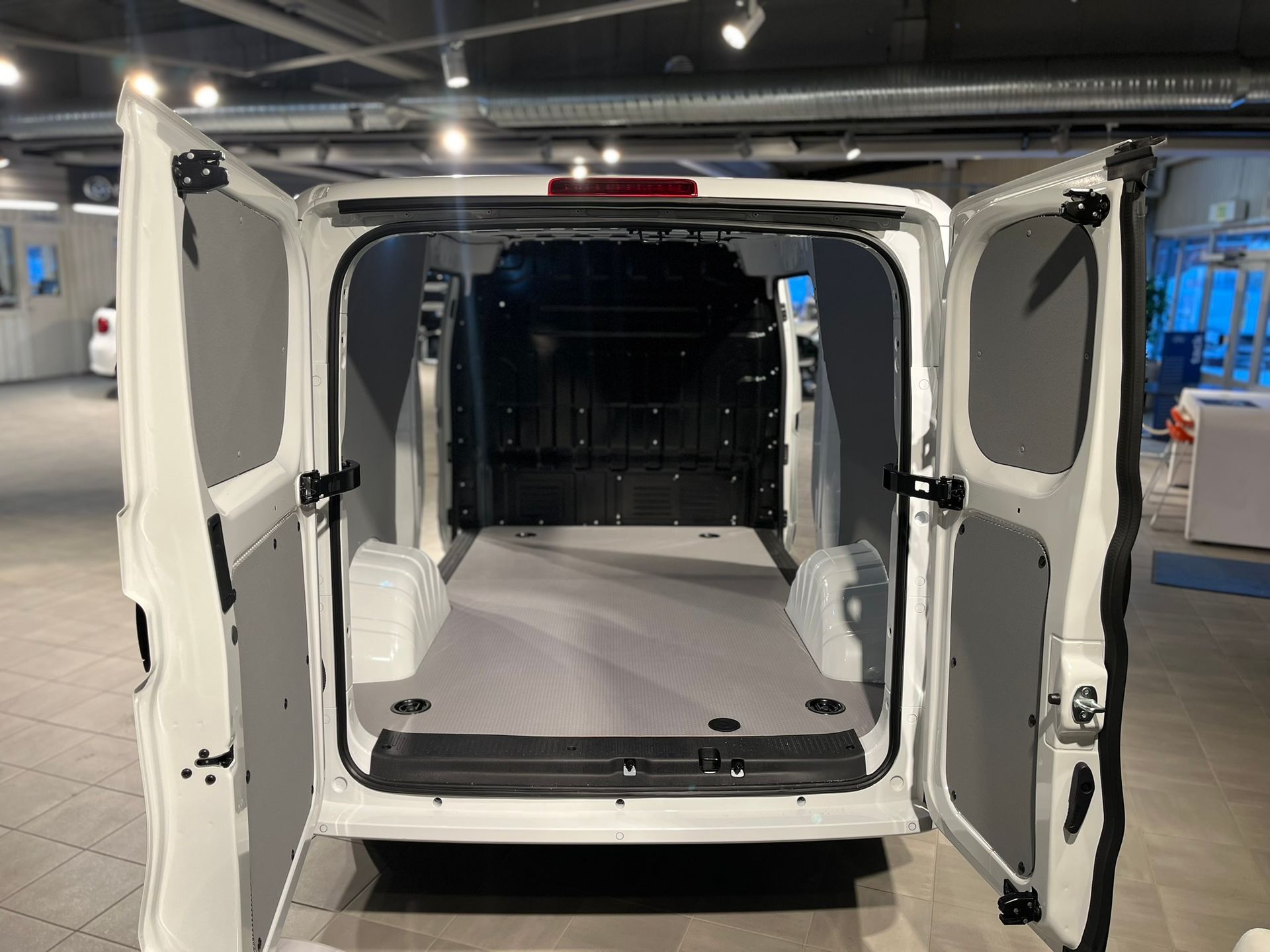 Maxus e-Deliver 5 2025, photo 7/10
