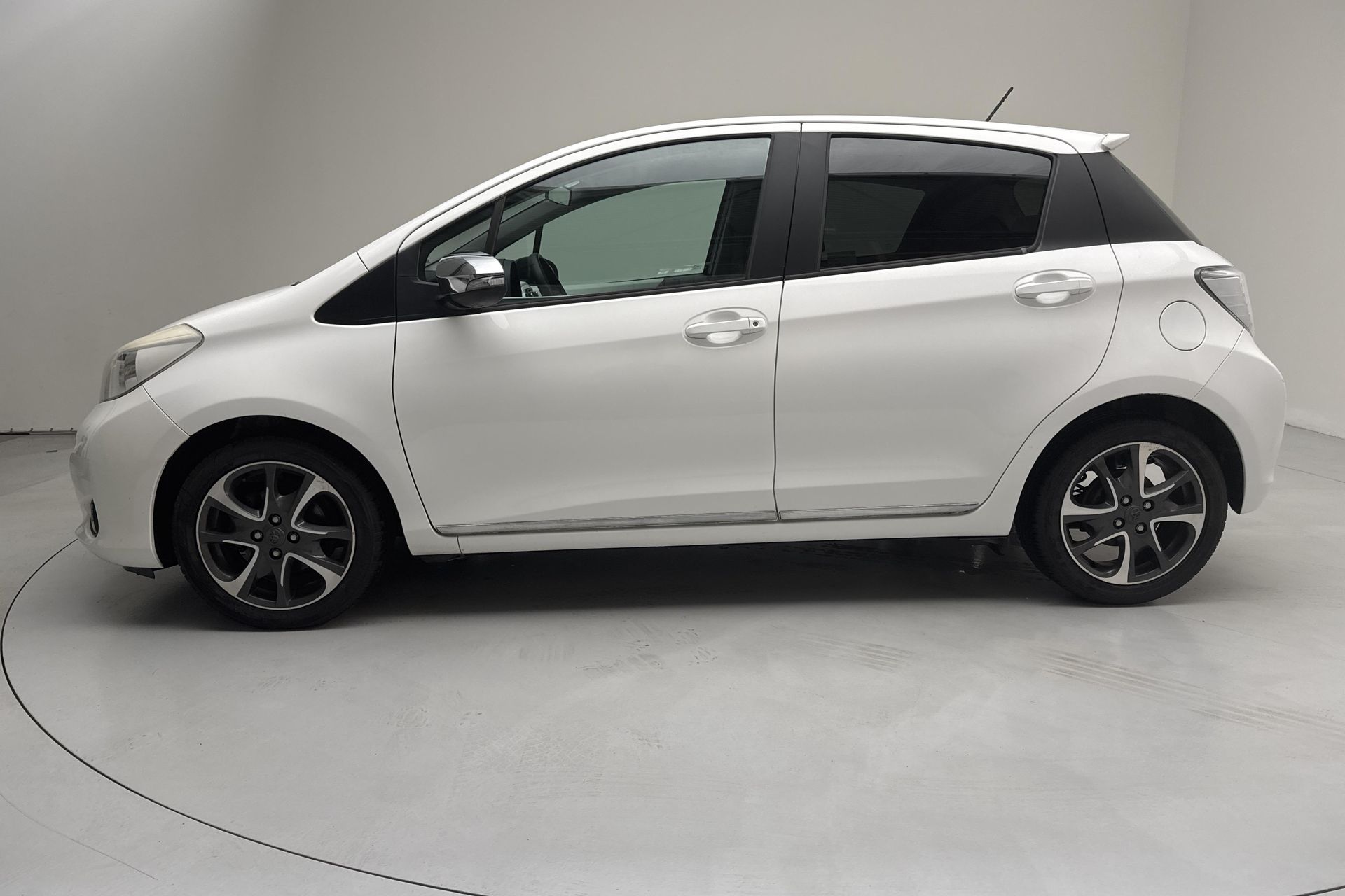 Toyota Yaris 1.33 Dual VVT-i 2013, bild 2/10