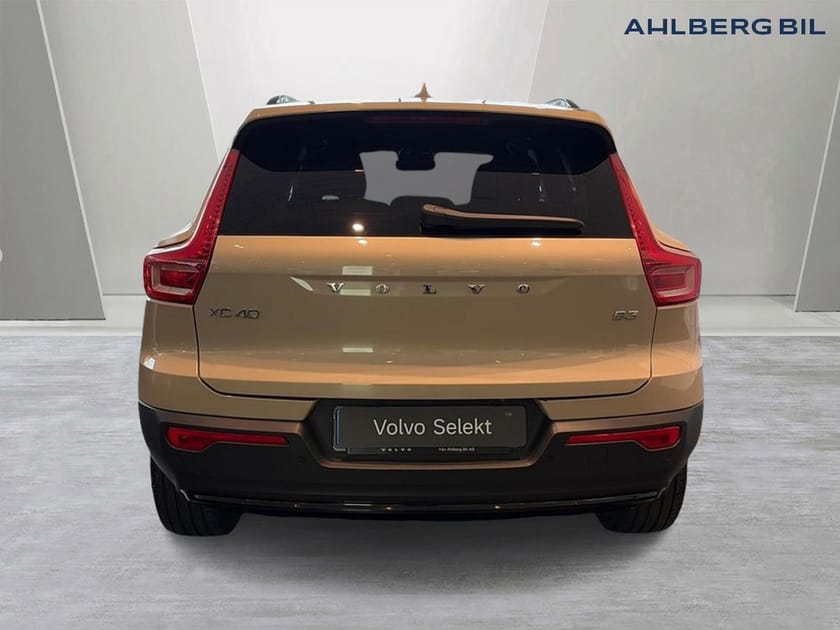 Bild 4 av Volvo XC40 B3 FWD Bensin Plus Dark. Backkamera, Navi, Adaptiv farthållare,  Programmerbar bränslevärm,  Rattvärme