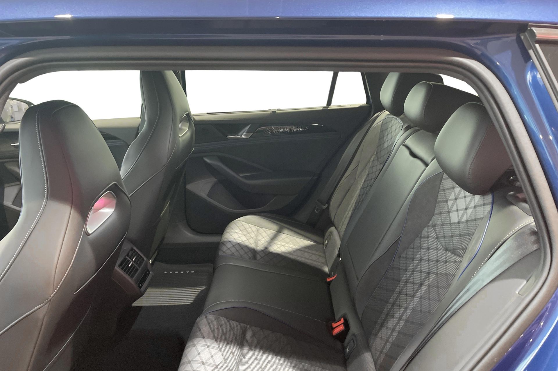 Volkswagen Passat 2026, bild 6/8