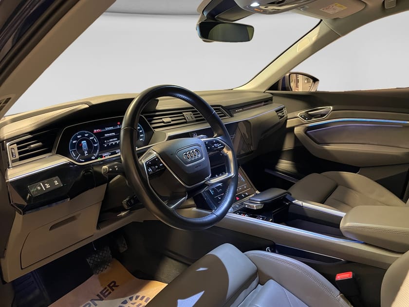 Bild 4 av Audi e-tron 55 quattro / Panorama / Bang / Valcona Läder /