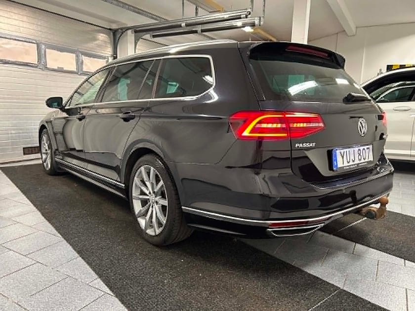 Bild 4 av Volkswagen Passat Sportscombi 2.0 TDI 190 hk R Line 4M GT Läder Cockpit